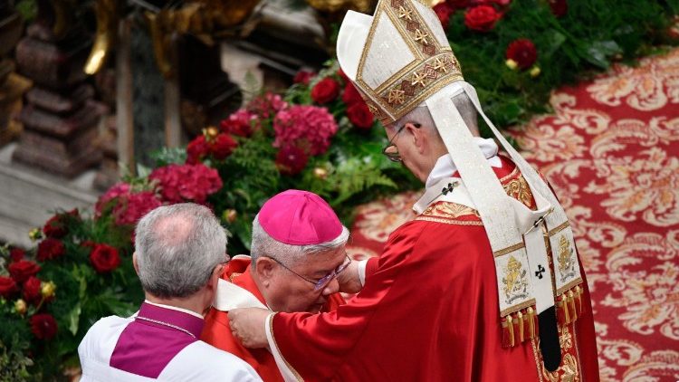 Papa Leo XIV akimvisha Askofu mkuu Palio Takatifu