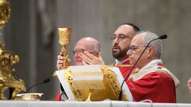 Le&oacute; p&aacute;pa szentmis&eacute;t mutat be