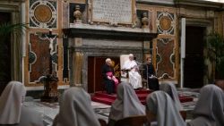 Папата с членовете на четири женски конгрегации