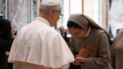 Papa Leon al XIV-lea: Audiență acordată călugărițelor din patru Institute de viață consacrată (Sala Clementină, 30 iunie 2025)