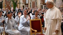 Leon XIV radośnie witany przez przedstawicielki niektórych żeńskich instytutów życia religijnego