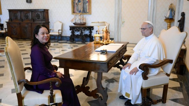 ĐTC L&ecirc;&ocirc; tiếp Ph&oacute; Chủ tịch nước Việt Nam