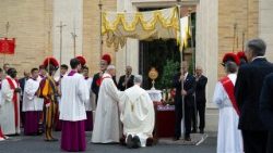 Procesiune cu Preasfântul Sacrament.