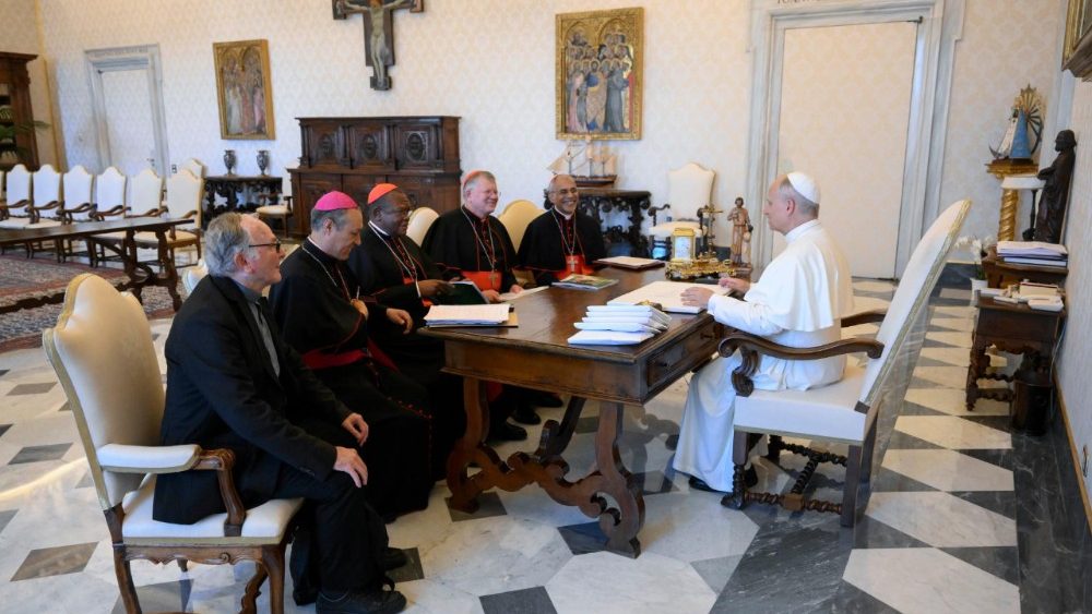 La Leon al XIV-lea, cardinalii Jaime Spengler, Filipe Neri Antonio Sebastiao do Rosario Ferrao, Fridolin Ambongo Besungu, alături de monseniorii Lizardo Estrada Herrera și Josef Sayer. 