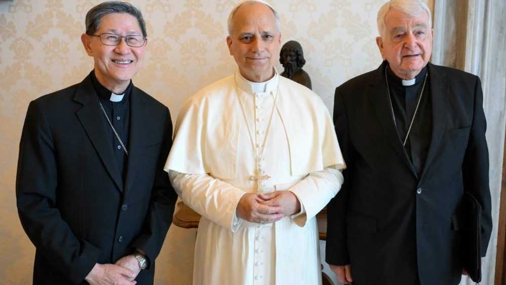 La papa Leon al XIV-lea, cardinalii Luis Antonio Tagle (s) și Paul Emil Tscherrig (d)