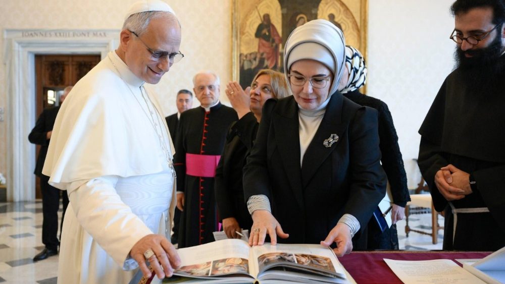 La papa Leon al XIV-lea, soția președintelui Turciei, Emine Erdoğan 