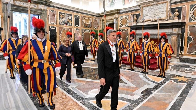 Sv&aacute;jci g&aacute;rdist&aacute;k &eacute;s Őszents&eacute;ge nemesei k&iacute;s&eacute;rik a politikust a p&aacute;p&aacute;hoz