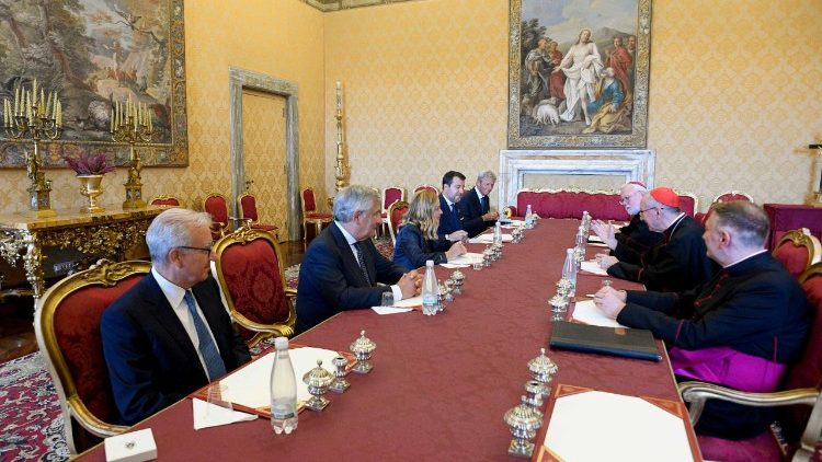 Meloni durante i colloqui in Segreteria di Stato