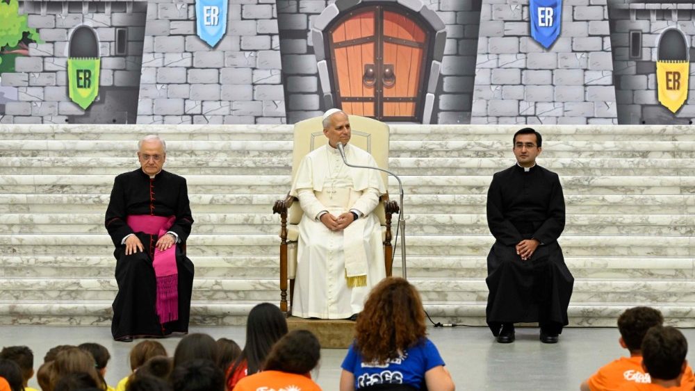 O Papa saúda as crianças e adolescentes da Colônia de Férias do Vaticano e um grupo de cerca de 300 crianças ucranianas