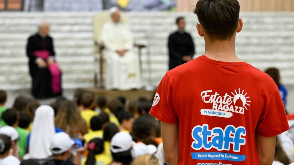 O Papa saúda as crianças e adolescentes da Colônia de Férias do Vaticano e um grupo de cerca de 300 crianças ucranianas