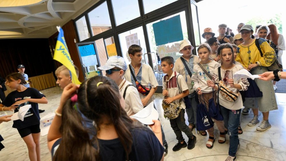 Crianças ucranianas chegando à Sala Paulo VI para encontrar o Papa e as crianças da Colônia de Verão