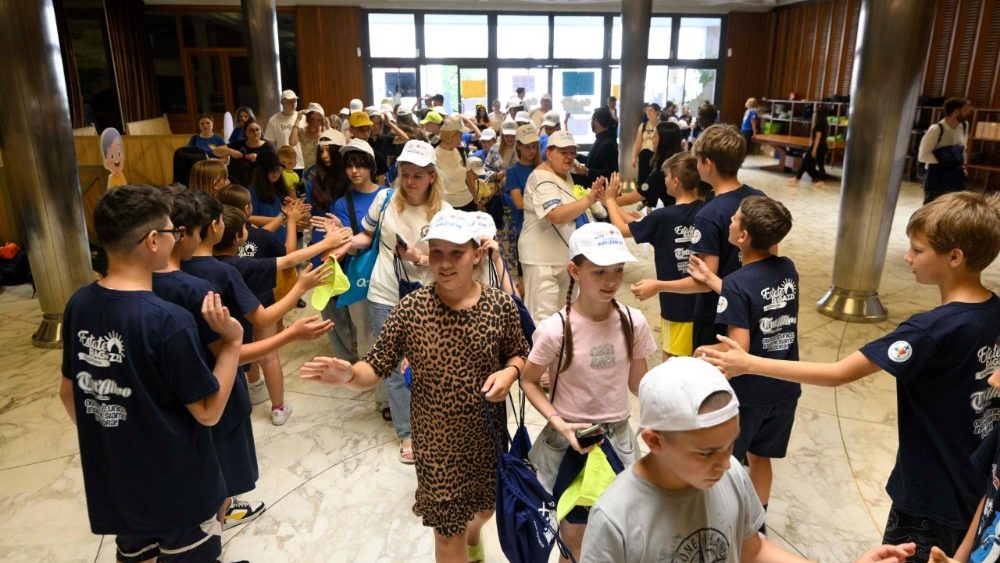 Crianças da Colônia de Verão acolhem e saúdam as crianças ucranianas