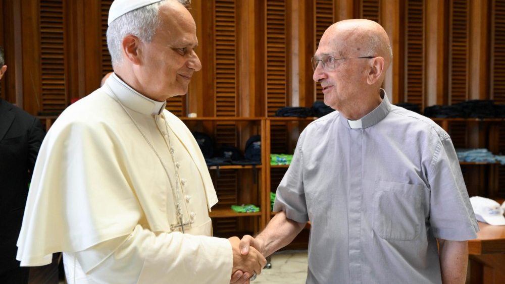 O Papa com o salesiano pe. Franco, responsável pela Colônia de Verão