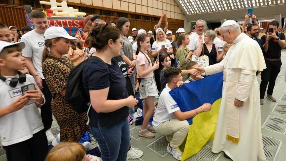 O Papa saúda as crianças e adolescentes da Colônia de Férias do Vaticano e um grupo de cerca de 300 crianças ucranianas