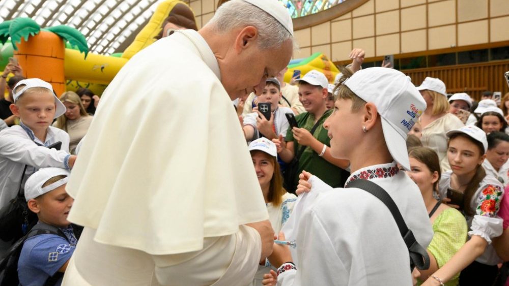 O Papa saúda as crianças e adolescentes da Colônia de Férias do Vaticano e um grupo de cerca de 300 crianças ucranianas
