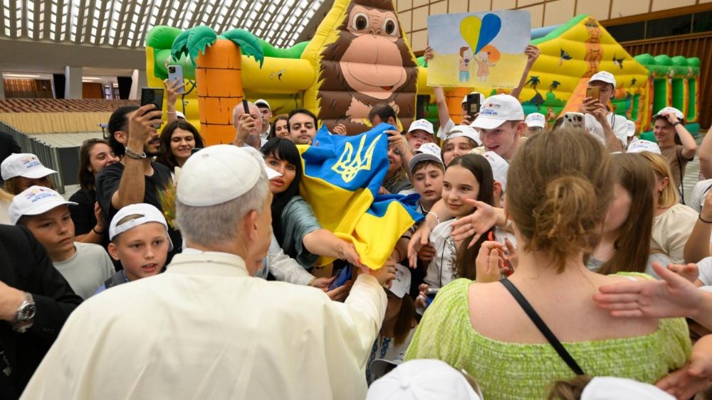 O Papa saúda as crianças e adolescentes da Colônia de Férias do Vaticano e um grupo de cerca de 300 crianças ucranianas
