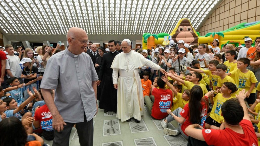 O Papa saúda as crianças e adolescentes da Colônia de Férias do Vaticano e um grupo de cerca de 300 crianças ucranianas