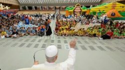 Il Papa saluta i bambini e ragazzi del Centro Estivo vaticano e un gruppo di circa 300 piccoli ucraini