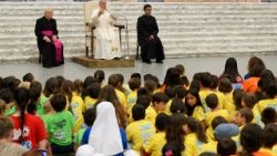 Papa Leoni XIV gjatë dialogut të tij me fëmijët e Qendrës Verore të Vatikanit, në sallën Pali VI