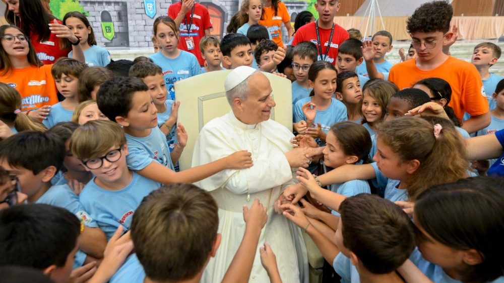 O Papa saúda as crianças e adolescentes da Colônia de Férias do Vaticano e um grupo de cerca de 300 crianças ucranianas