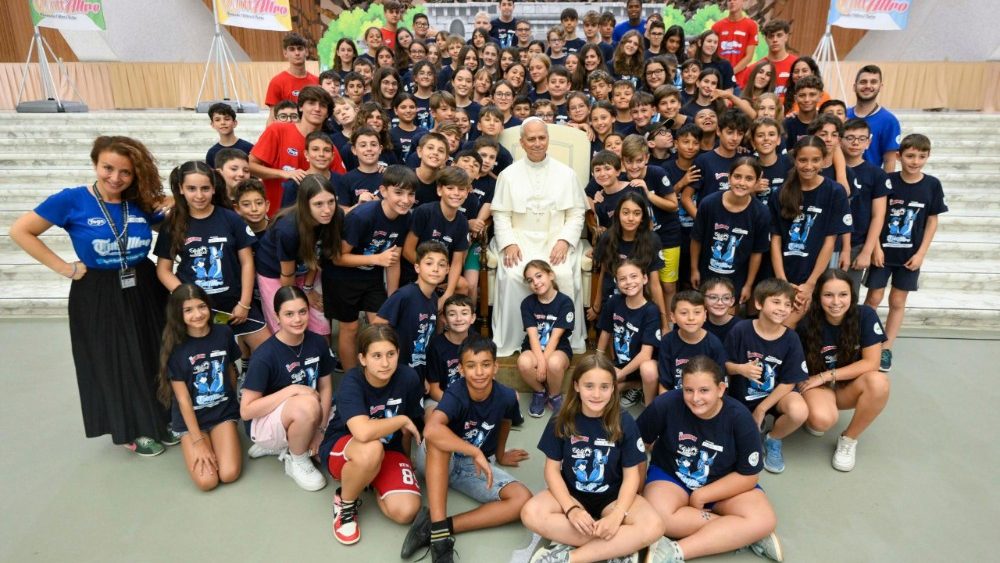 O Papa saúda as crianças e adolescentes da Colônia de Férias do Vaticano e um grupo de cerca de 300 crianças ucranianas