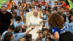 Папата сред децата от "Детско лято във Ватикана"