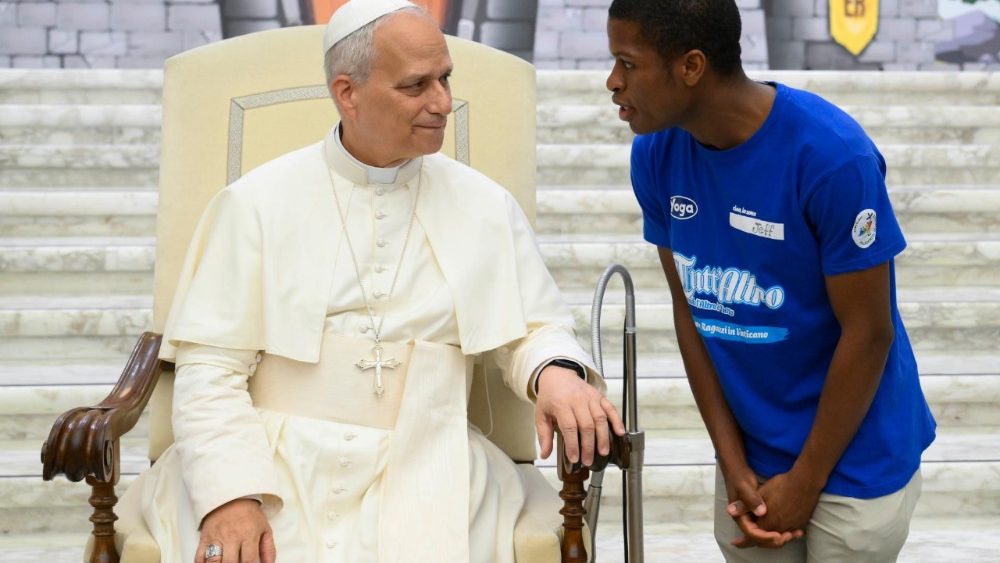 O Papa com um voluntário da Colônia de Férias