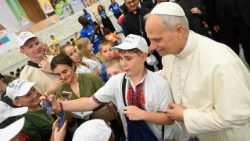 Leó pápa a vatikáni nyári tábor résztvevői körében a VI. Pál teremben
