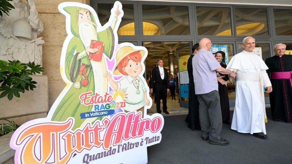 O Papa saindo da Sala Paulo VI onde se realiza a Colônia de Verão no Vaticano