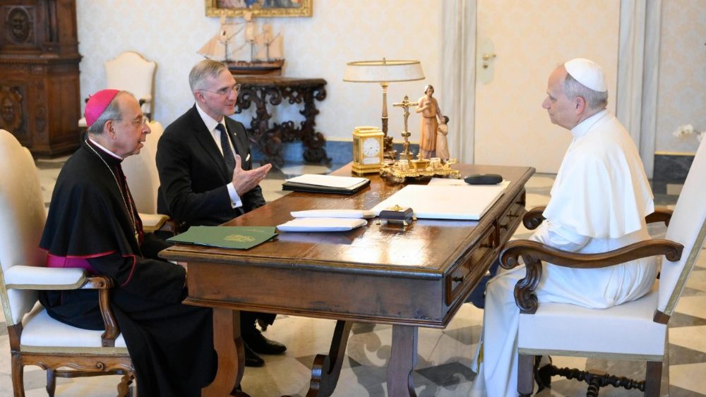 La papa Leon al XIV-lea, cavalerul suprem Patrick E. Kelly și arhiepiscopul William Edward Lori