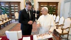 La papa Leon al XIV-lea, prim-ministrul R. Muntenegru, Milojko Spajic