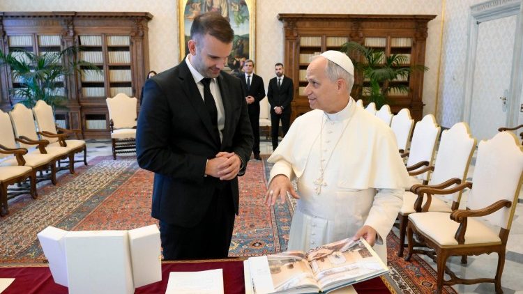 Intercambio de dones entre el Santo Padre y el Primer Ministro de Montenegro.