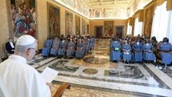Papa dhe murgeshat augustiniane Shërbëtore të Jezusit dhe Marisë në audiencën e sotme (@Vatican Media)