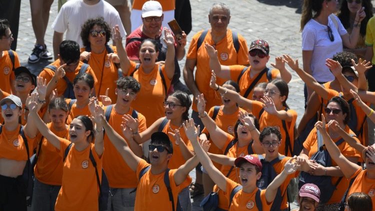 Mladí lidé na Svatopetrském náměstí v neděli 6. července