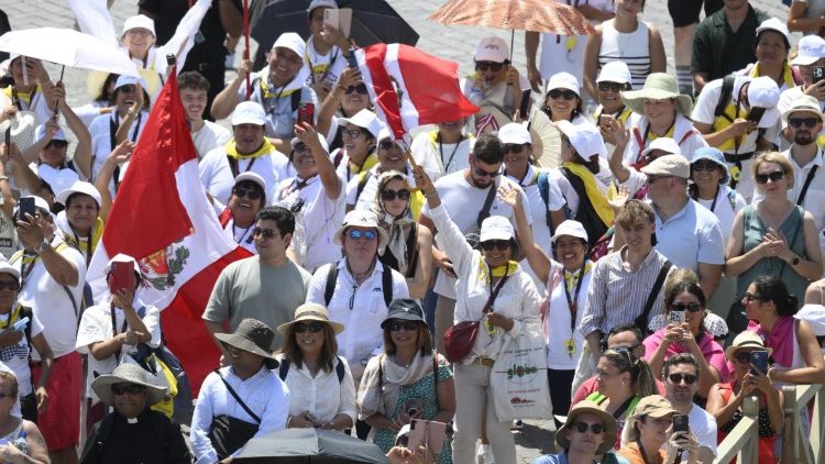 வத்திக்கான் வளாகத்தில்  கூடியிருந்த மக்கள் 