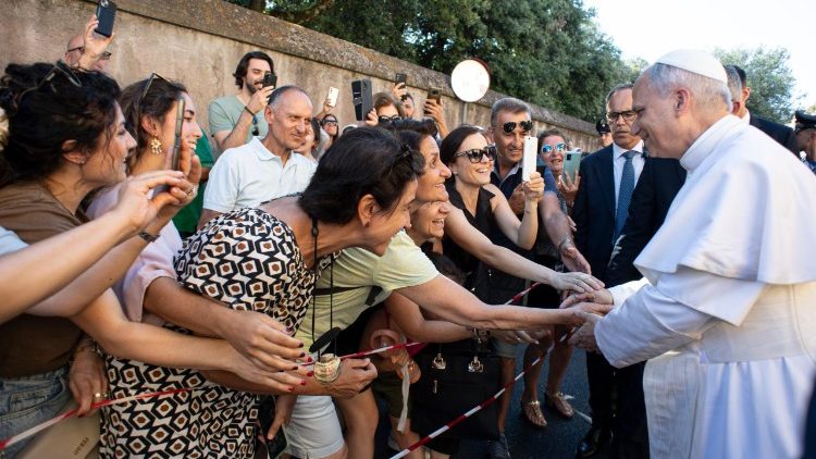 Crowds welcoming the Pope's arrival to Castel Gandolfo