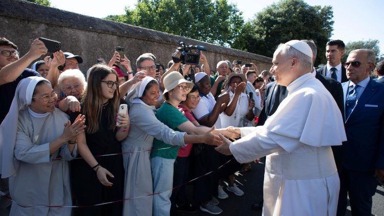 Papež zdrav&iacute; věř&iacute;c&iacute;, kteř&iacute; jej přišli přiv&iacute;tat