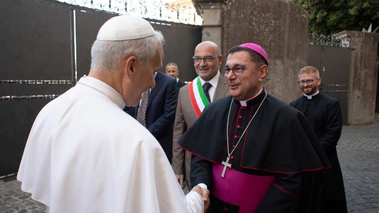 Biskup Vincenzo Viva powitał Papieża w Castel Gandolfo w niedzielę 6 lipca