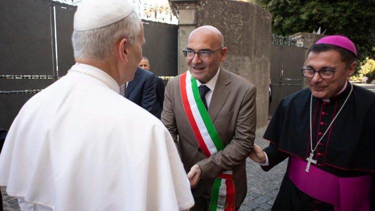 Papieża witały włądze cywilne i kościelne