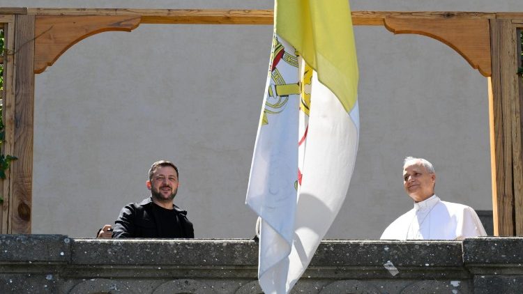  El Papa y el Presidente asomados al balcón de Villa Barberini  