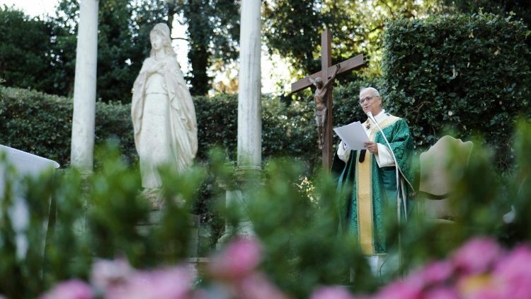 पृथ्वी की देखभाल के लिए पवित्र मिस्सा अर्पित करते पोप लियो 14वें