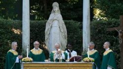  വിശുദ്ധ കുർബാനയർപ്പണം 