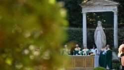 Leon al XIV-lea celebrând Sfânta Liturghie în Grădinile pontificale de la Castel Gandolfo