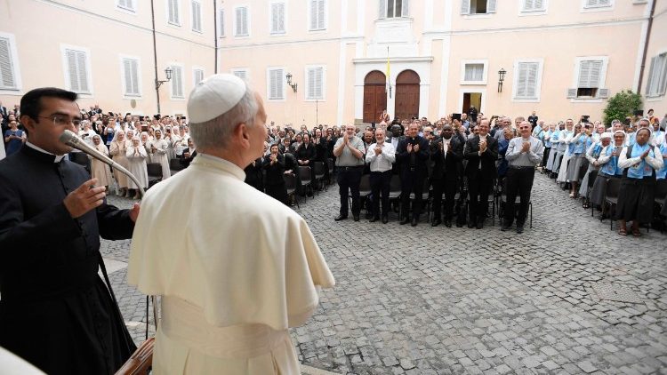 Audience na n&aacute;dvoř&iacute; Apoštolsk&eacute;ho pal&aacute;ce v Castel Gandolfu 