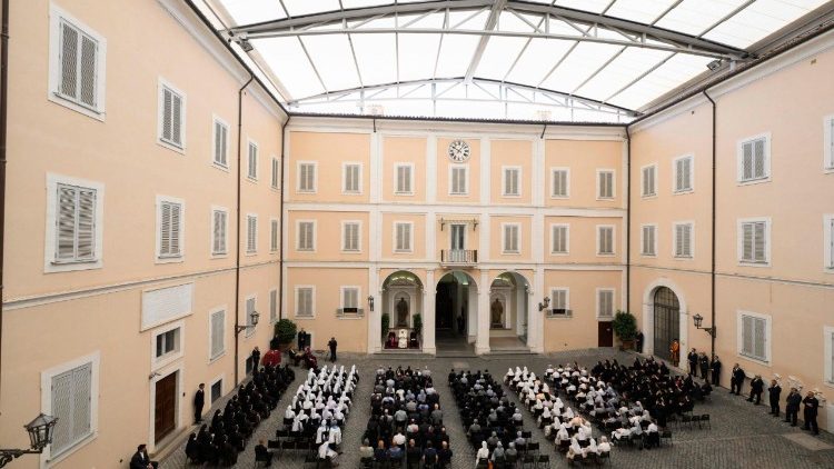 Audience na n&aacute;dvoř&iacute; Apoštolsk&eacute;ho pal&aacute;ce v Castel Gandolfu 