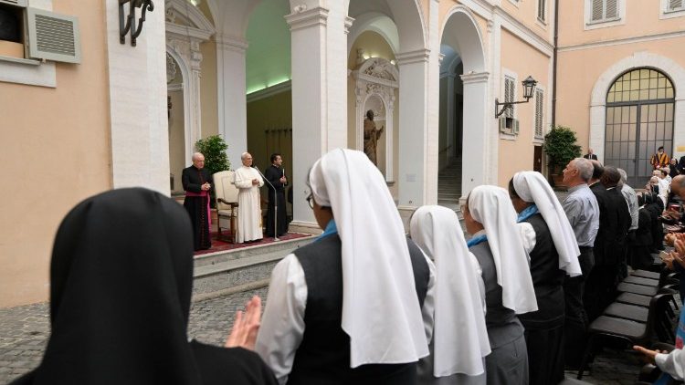 Audience na n&aacute;dvoř&iacute; Apoštolsk&eacute;ho pal&aacute;ce v Castel Gandolfu 