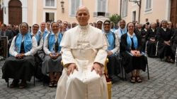 துறவற சபைகளின் பொதுப்பேரவை உறுப்பினர்களுடன் திருத்தந்தை பதினான்காம் லியோ.   