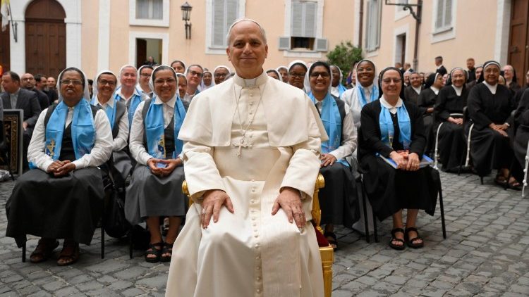 துறவற சபைகளின் பொதுப்பேரவை உறுப்பினர்களுடன் திருத்தந்தை பதினான்காம் லியோ.   