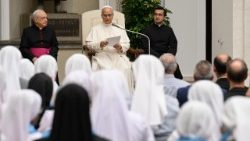 Papež hovoří k řeholnicím a misionářům na nádvoří Apoštolského paláce v Castel Gandolfu
