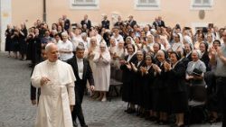 教皇レオ14世、8つの修道会の総会参加者と　2025年7月12日　カステルガンドルフォ・教皇宮殿中庭